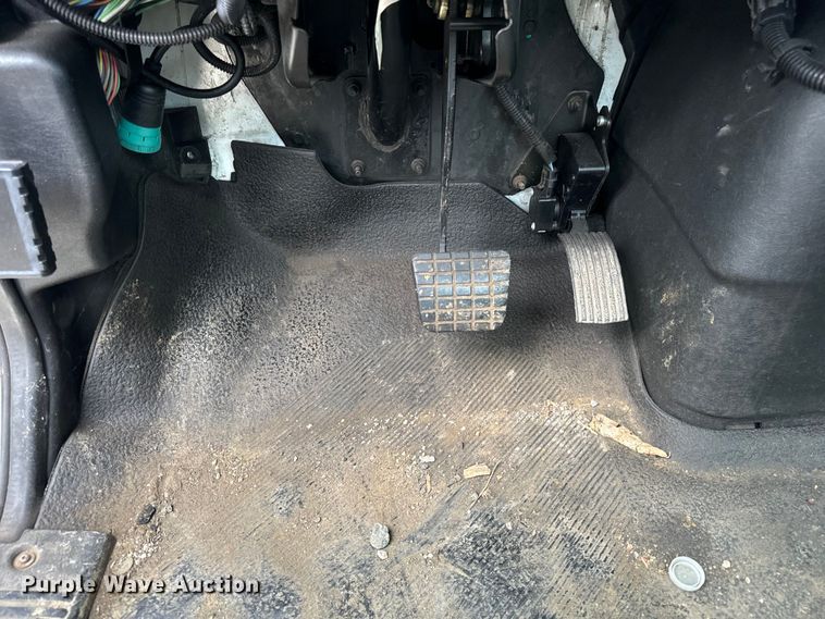 image for item DV5864 2005 International  4300 truck cab and chassis