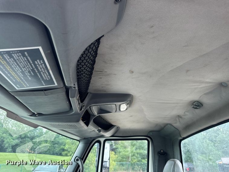 image for item DV5864 2005 International  4300 truck cab and chassis