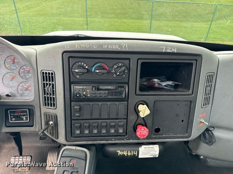 image for item DV5864 2005 International  4300 truck cab and chassis