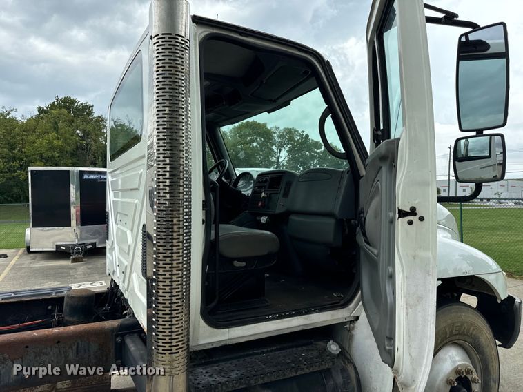 image for item DV5864 2005 International  4300 truck cab and chassis