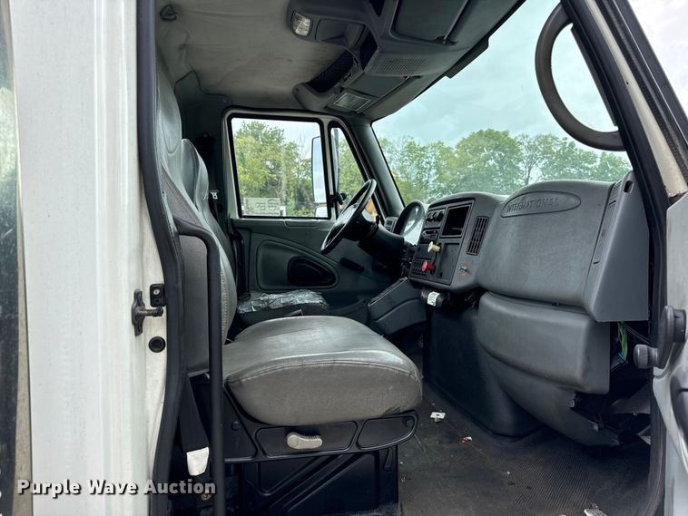 image for item DV5864 2005 International  4300 truck cab and chassis