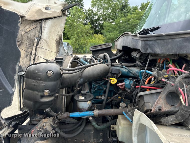 image for item DV5864 2005 International  4300 truck cab and chassis