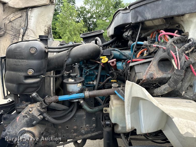 image for item DV5864 2005 International  4300 truck cab and chassis