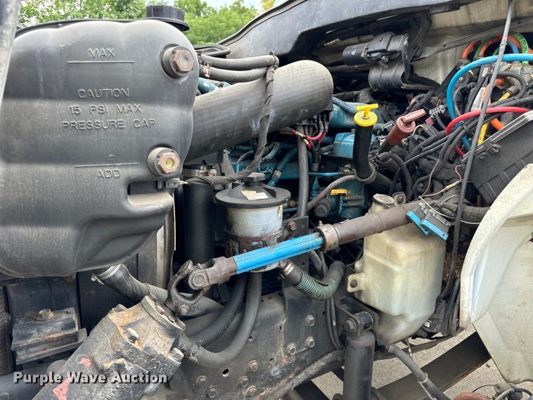 image for item DV5864 2005 International  4300 truck cab and chassis