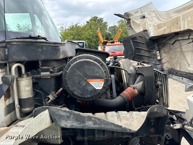 image for item DV5864 2005 International  4300 truck cab and chassis