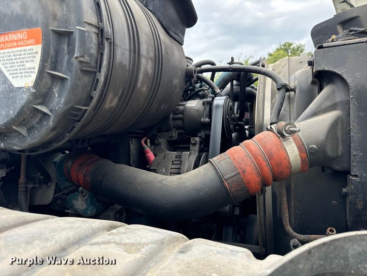 image for item DV5864 2005 International  4300 truck cab and chassis