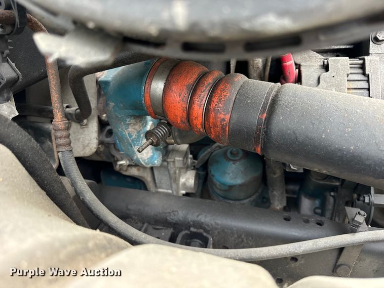 image for item DV5864 2005 International  4300 truck cab and chassis