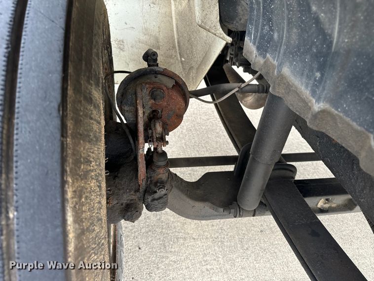 image for item DV5864 2005 International  4300 truck cab and chassis