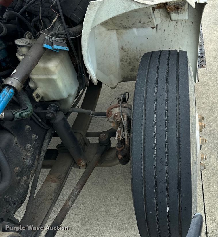 image for item DV5864 2005 International  4300 truck cab and chassis