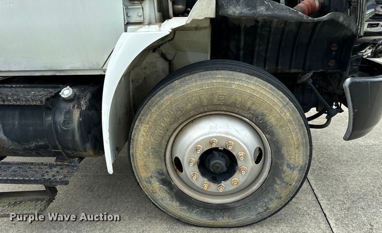 image for item DV5864 2005 International  4300 truck cab and chassis