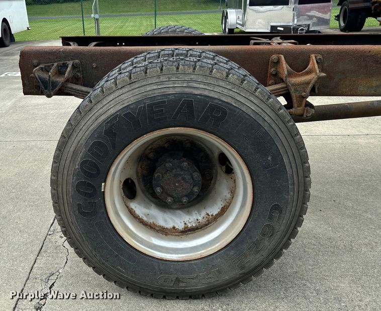 image for item DV5864 2005 International  4300 truck cab and chassis