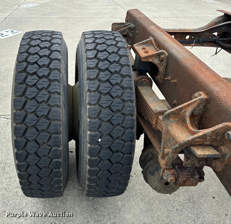 image for item DV5864 2005 International  4300 truck cab and chassis