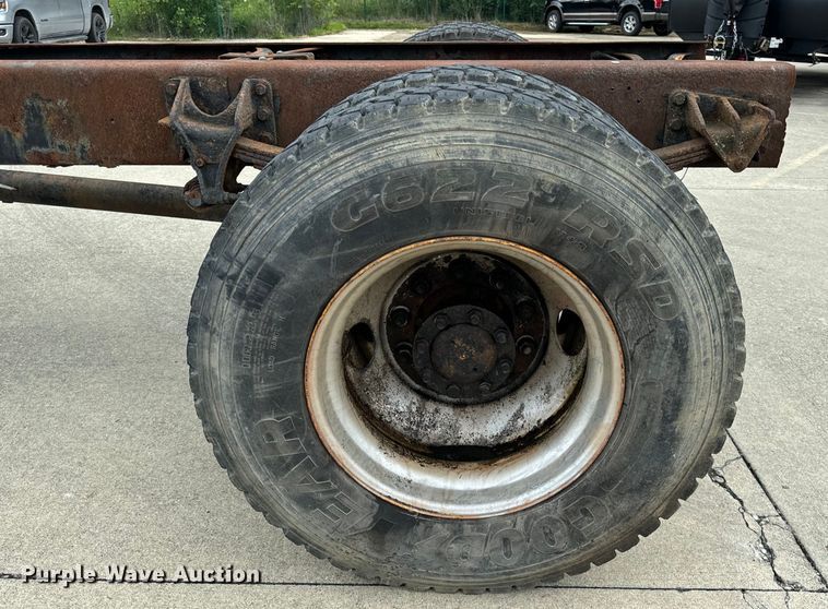 image for item DV5864 2005 International  4300 truck cab and chassis