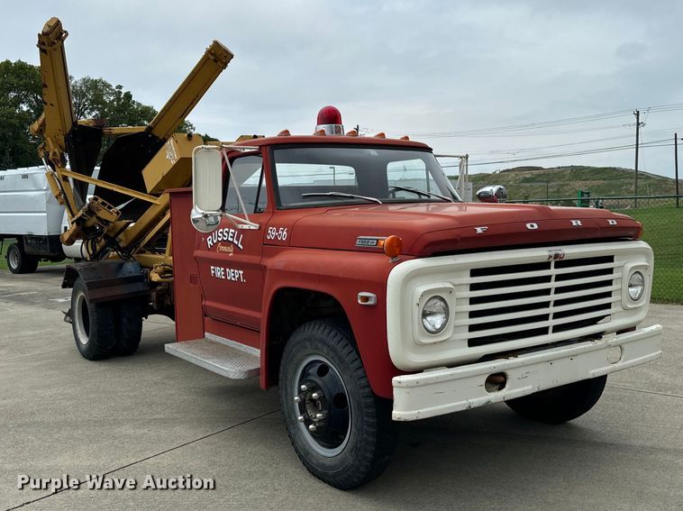 image for item DV5865 1972 Ford  F600 with Vermeer tree spade