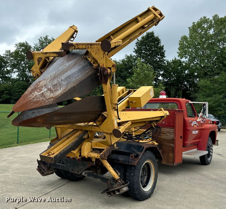 image for item DV5865 1972 Ford  F600 with Vermeer tree spade