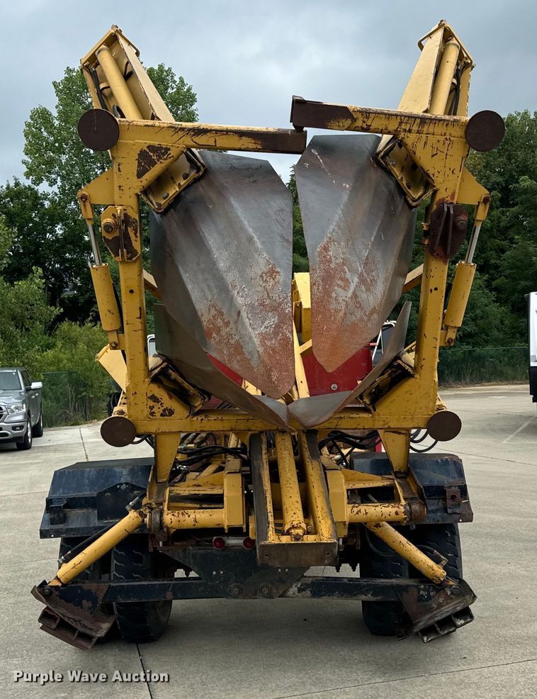 image for item DV5865 1972 Ford  F600 with Vermeer tree spade