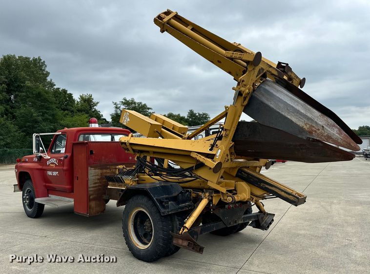 image for item DV5865 1972 Ford  F600 with Vermeer tree spade