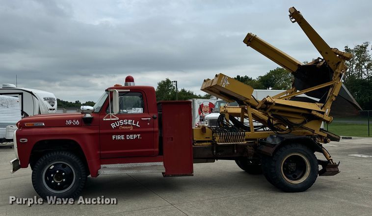 image for item DV5865 1972 Ford  F600 with Vermeer tree spade