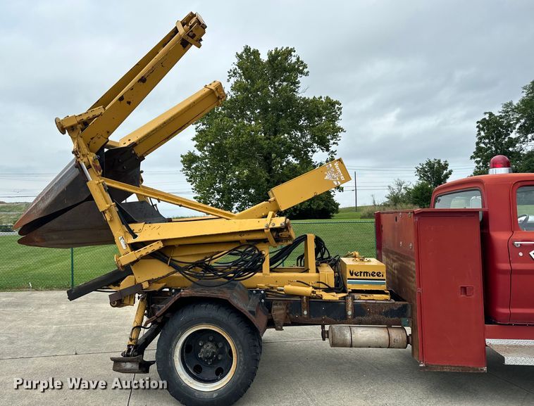 image for item DV5865 1972 Ford  F600 with Vermeer tree spade