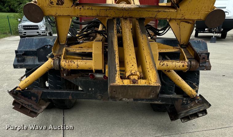 image for item DV5865 1972 Ford  F600 with Vermeer tree spade