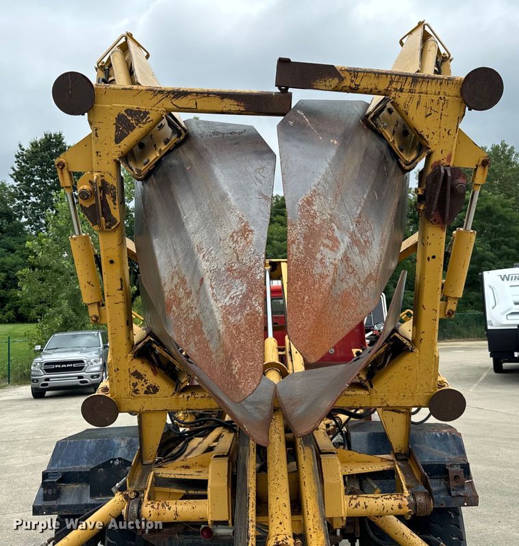 image for item DV5865 1972 Ford  F600 with Vermeer tree spade