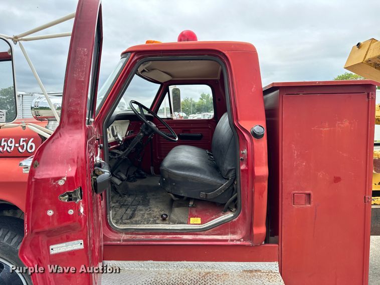 image for item DV5865 1972 Ford  F600 with Vermeer tree spade