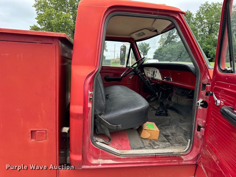 image for item DV5865 1972 Ford  F600 with Vermeer tree spade