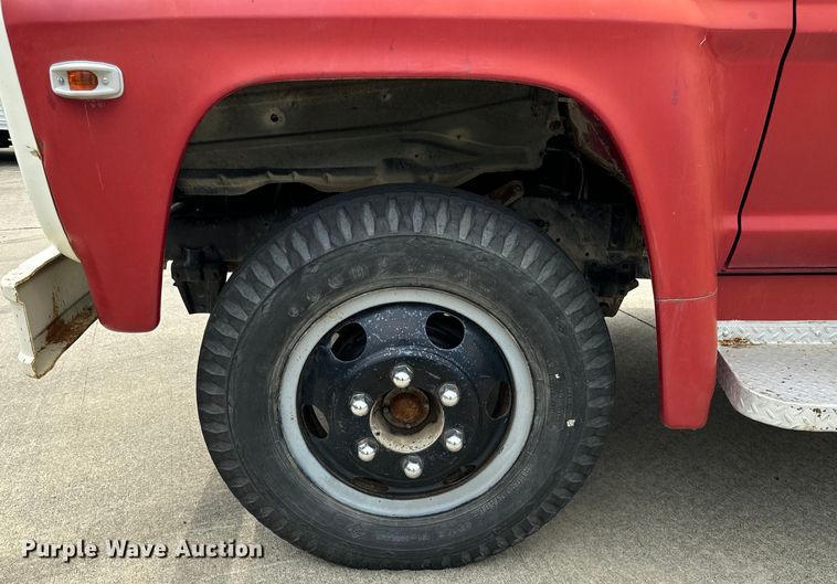 image for item DV5865 1972 Ford  F600 with Vermeer tree spade