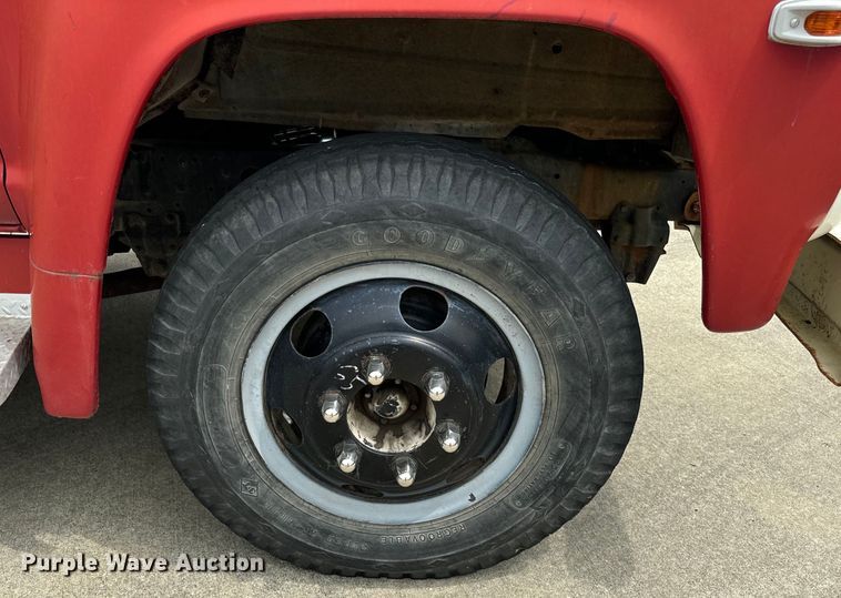 image for item DV5865 1972 Ford  F600 with Vermeer tree spade