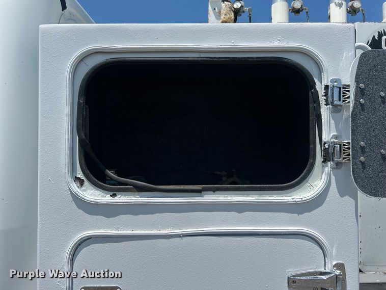 image for item EG0768 2006 Freightliner  Business Class M2 fuel / lube truck