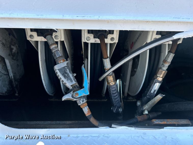 image for item EG0768 2006 Freightliner  Business Class M2 fuel / lube truck