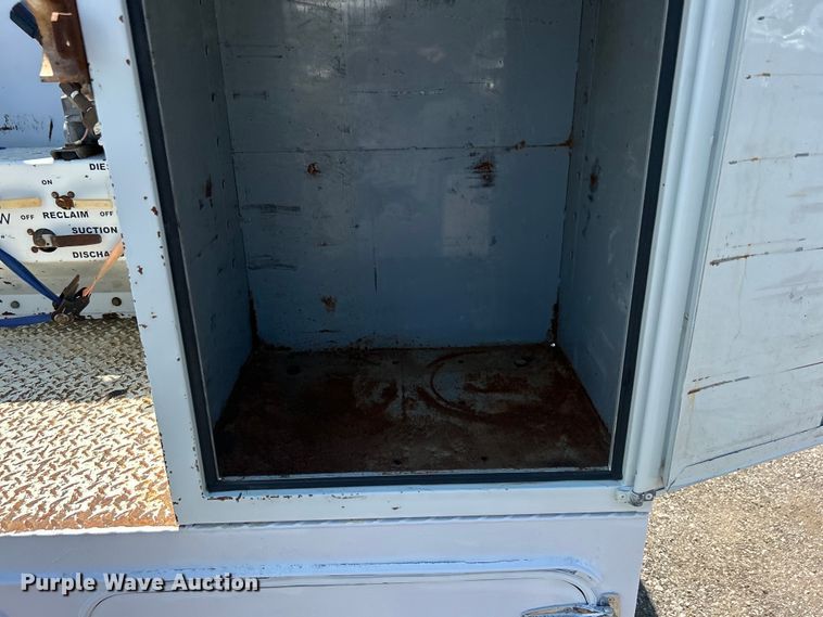 image for item EG0768 2006 Freightliner  Business Class M2 fuel / lube truck