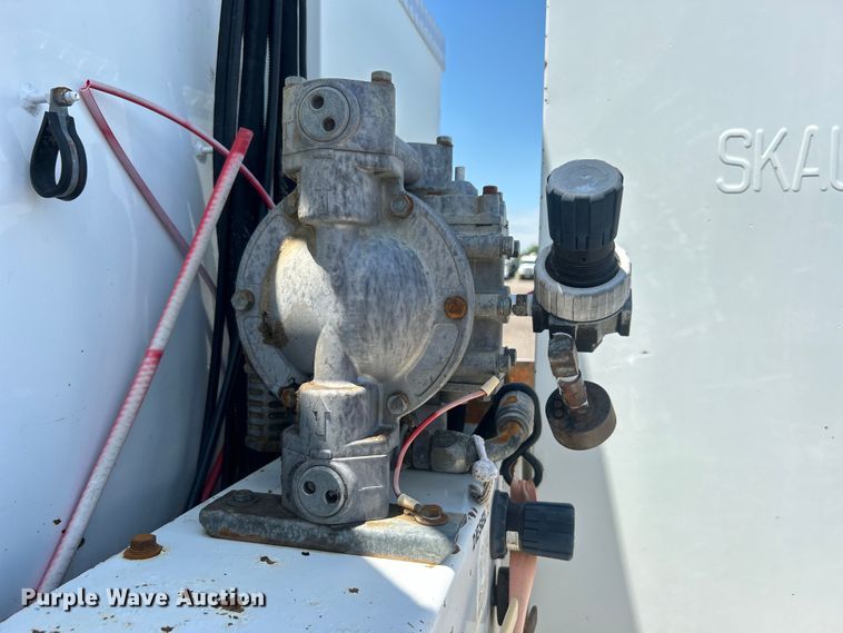 image for item EG0768 2006 Freightliner  Business Class M2 fuel / lube truck