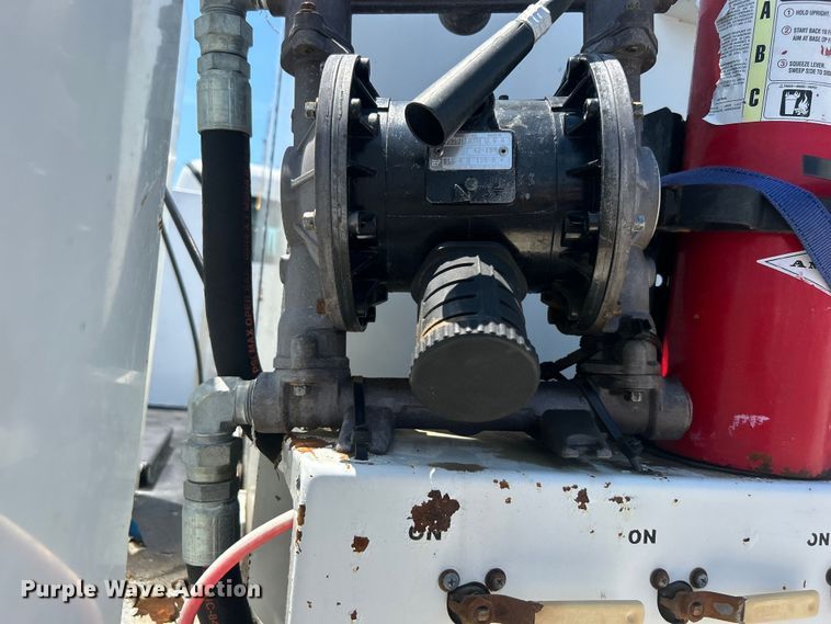 image for item EG0768 2006 Freightliner  Business Class M2 fuel / lube truck