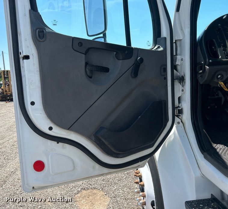 image for item EG0768 2006 Freightliner  Business Class M2 fuel / lube truck