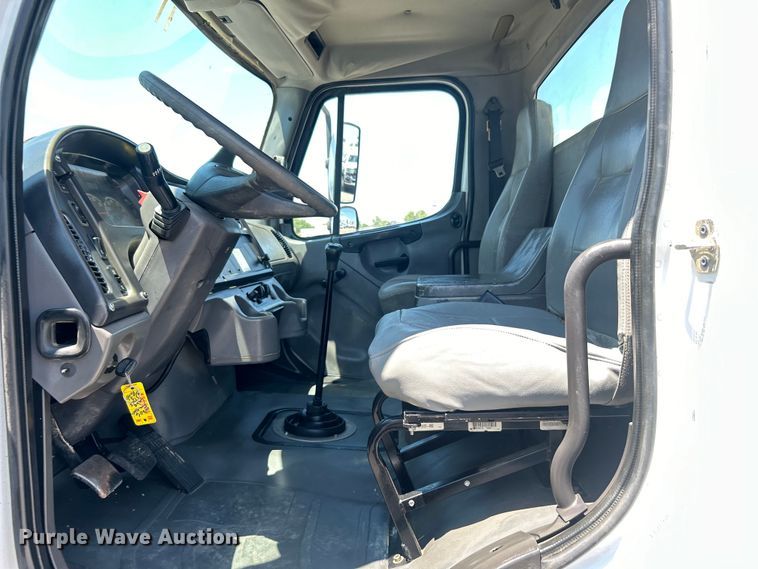 image for item EG0768 2006 Freightliner  Business Class M2 fuel / lube truck