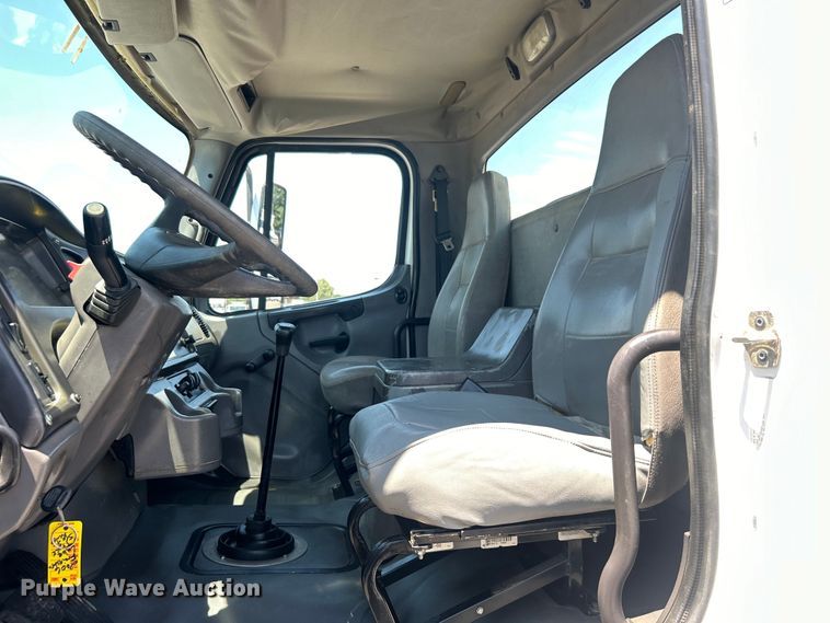 image for item EG0768 2006 Freightliner  Business Class M2 fuel / lube truck