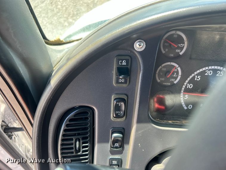 image for item EG0768 2006 Freightliner  Business Class M2 fuel / lube truck