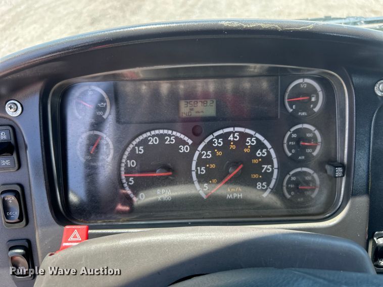 image for item EG0768 2006 Freightliner  Business Class M2 fuel / lube truck