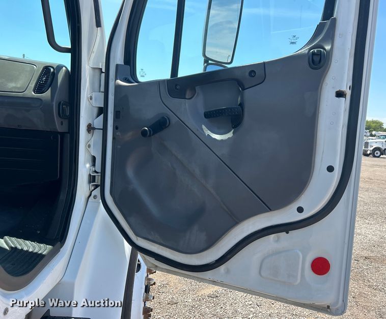 image for item EG0768 2006 Freightliner  Business Class M2 fuel / lube truck