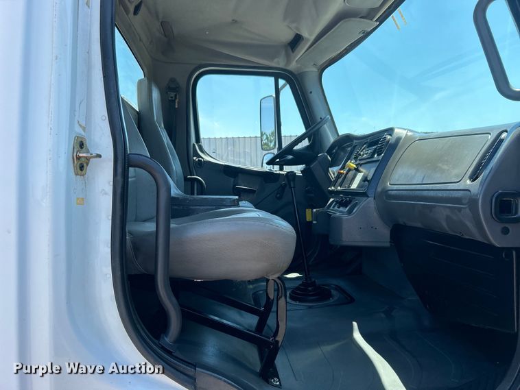 image for item EG0768 2006 Freightliner  Business Class M2 fuel / lube truck