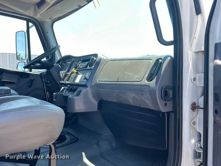 image for item EG0768 2006 Freightliner  Business Class M2 fuel / lube truck