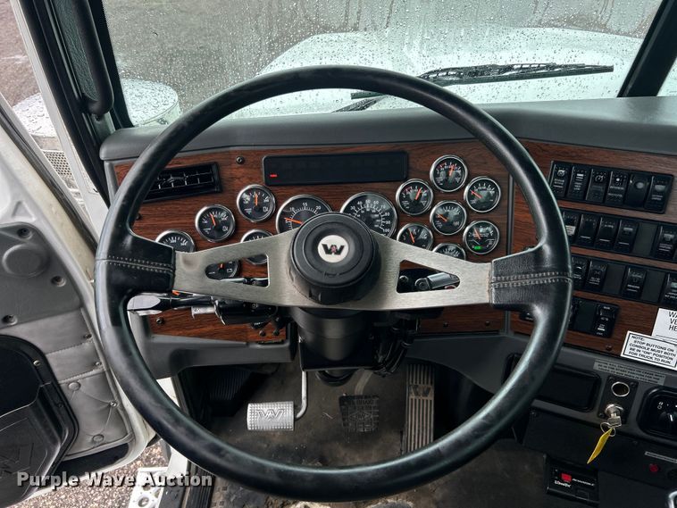 image for item EG0832 2012 Western Star crane truck