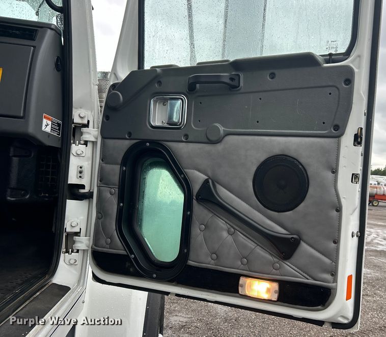 image for item EG0832 2012 Western Star crane truck