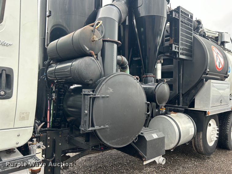 image for item EG0835 2012 International  7600 vacuum truck