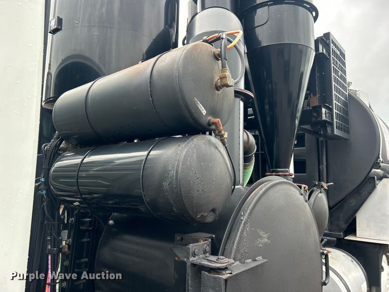image for item EG0835 2012 International  7600 vacuum truck