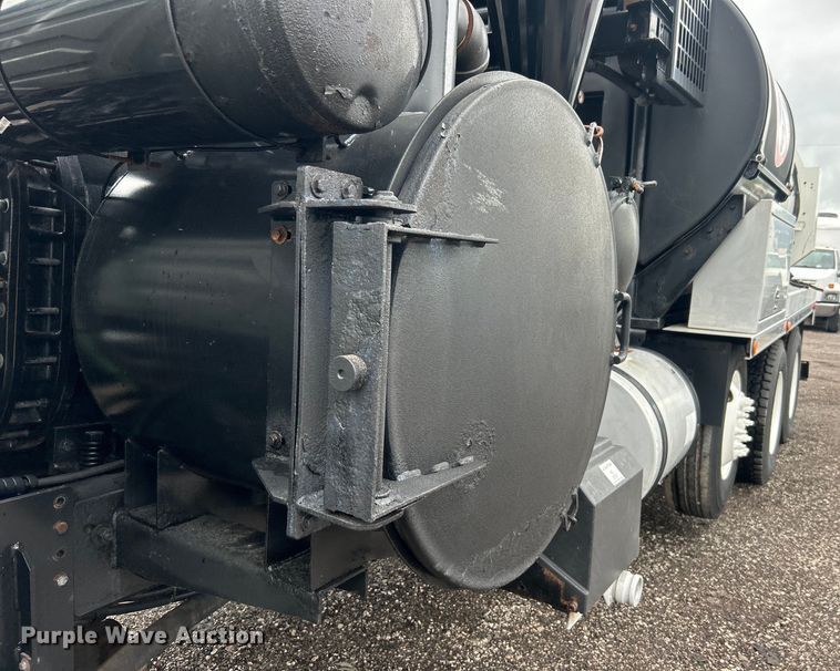 image for item EG0835 2012 International  7600 vacuum truck