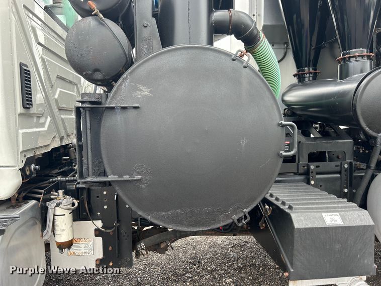 image for item EG0835 2012 International  7600 vacuum truck
