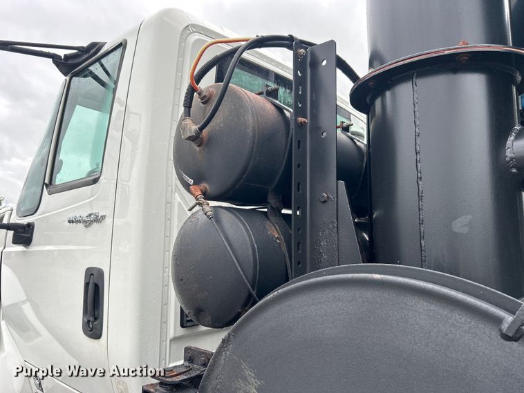 image for item EG0835 2012 International  7600 vacuum truck