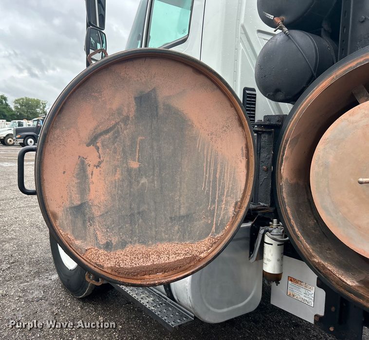 image for item EG0835 2012 International  7600 vacuum truck